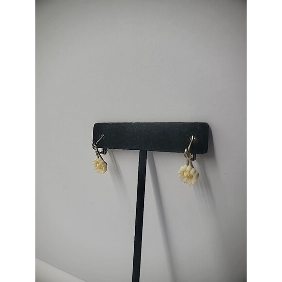 Vintage Earrings Clip On Gold Tone Daisy Flowers Dainty Small Jewelry Costume - Picture 5 of 12